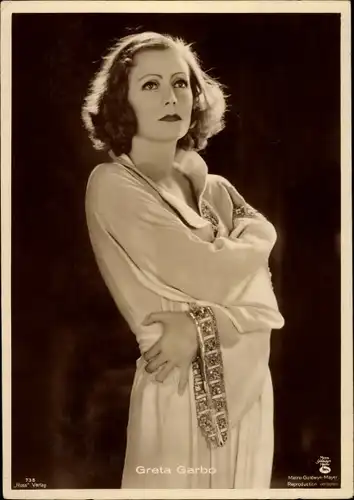 Ak Schauspielerin Greta Garbo, Standportrait