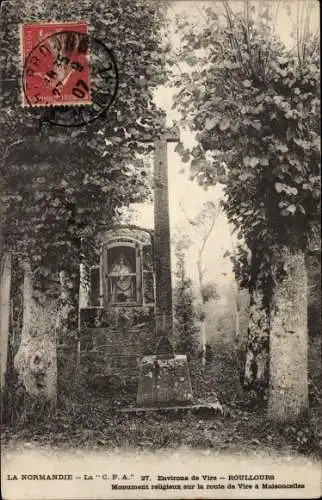 Ak Roullours Calvados, Monument religieux sur la route de Vire a Maisoncelles