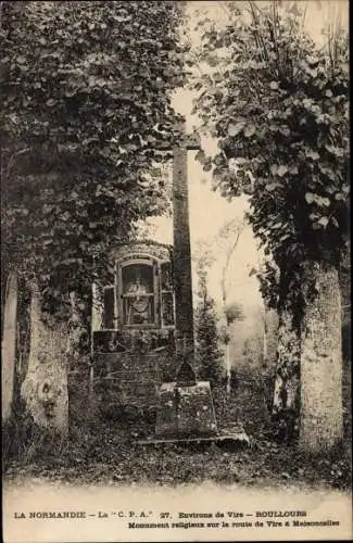 Ak Roullours Calvados, Monument religieux sur la route de Vire a Maisoncelles