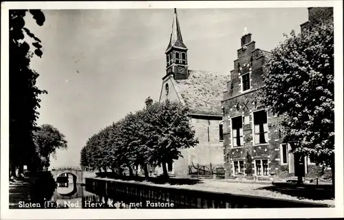 Ak Sloten Friesland Niederlande, Ned. Herv. Kerk met Pastorie