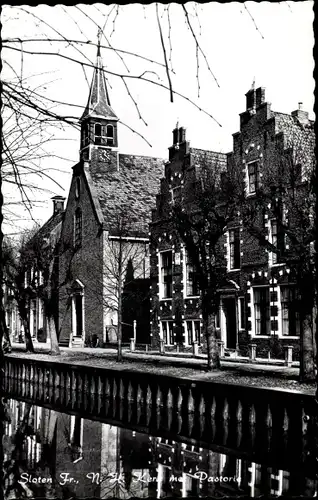 Ak Sloten Friesland Niederlande, N. H. Kerk met Pastorie