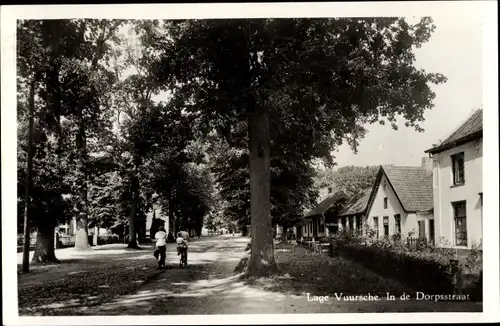 Ak Lage Vuursche Baarn Utrecht Niederlande, In de Dorpsstraat