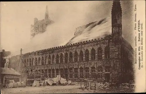 Ak Ypres Ypern Flandern, Incendie des Halles