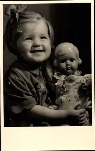 Foto Mädchen mit Puppe, Kinderportrait