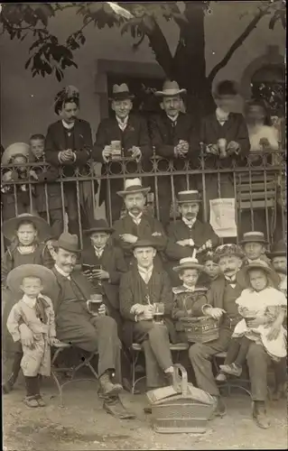 Foto Ak Saarbrücken im Saarland, Gruppenpotrait, Terrasse, Picknickkörbe