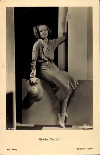 Ak Schauspielerin Greta Garbo, Sitzportrait, Hut