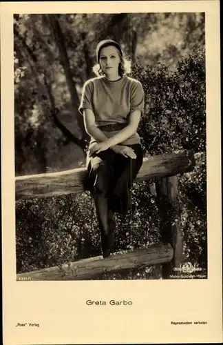 Ak Schauspielerin Greta Garbo, Sitzportrait, Park