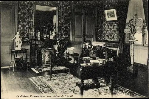 Ak Le docteur Terrien dans son cabinet de travail