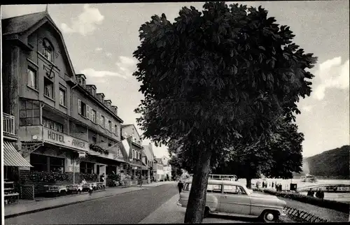 Ak Kamp Bornhofen am Rhein, Hotel Anker, Straßenpartie am Rhein