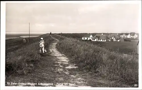 Ak Nordseebad Sankt Peter Ording, Partie am Deich, Blick auf den Ort