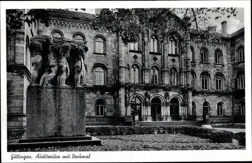 Ak Göttingen in Niedersachsen, Auditorium mit Denkmal