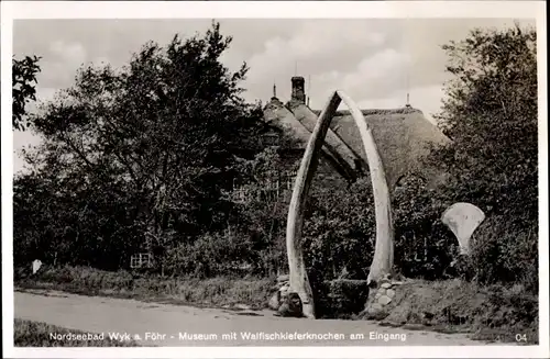 Ak Wyk auf Föhr Nordfriesland, Museum mit Walfischkieferknochen am Eingang