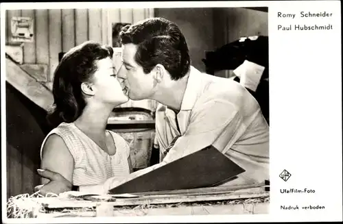 Ak Schauspieler Romy Schneider und Paul Hubschmidt, Filmszene, Kuss
