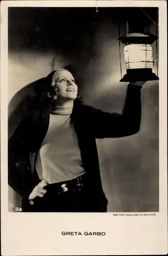 Ak Schauspielerin Greta Garbo, Portrait, Lampe, Beleuchtung