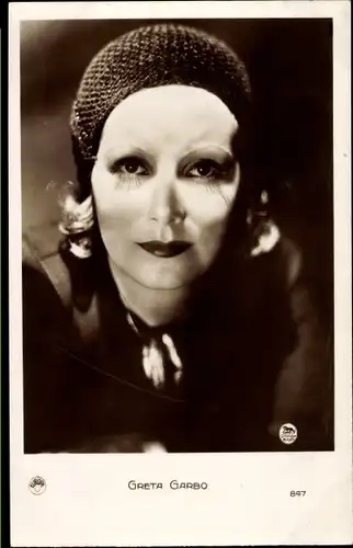 Ak Schauspielerin Greta Garbo, Portrait mit Häkelmütze