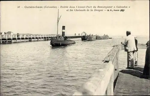 Ak Ouistreham Calvados, Entree dans l'Avant Port du Remorqueur Calvados et les Chalands de la Drague