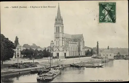 Ak Sablé sur Sarthe, l'Église et le Quai National, Frachtkähne