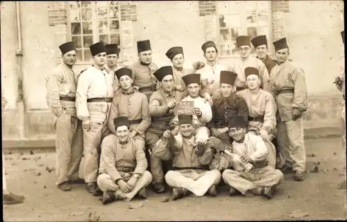 Foto Ak Französische Soldaten in Uniformen, Gruppenaufnahme