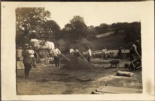 Foto Ak Französische Soldaten in Uniformen, Baustelle