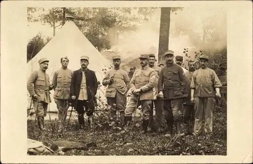 Foto Ak Französische Soldaten in Uniformen, Gruppenaufnahme, Zelt