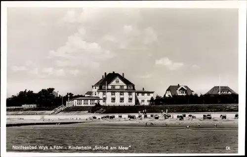 Ak Wyk auf Föhr Nordfriesland, Strandpartie mit Blick auf das Kinderheim "Schloß am Meer"