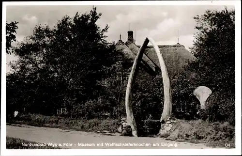 Ak Wyk auf Föhr Nordfriesland, Museum mit Walfischkieferknochen am Eingang