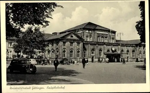 Ak Göttingen in Niedersachsen, Ansicht Hauptbahnhofsgebäude, Passanten, Autos