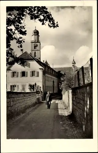 Ak Bad Mergentheim in Tauberfranken, Pfarrgang mit Stadtkirche