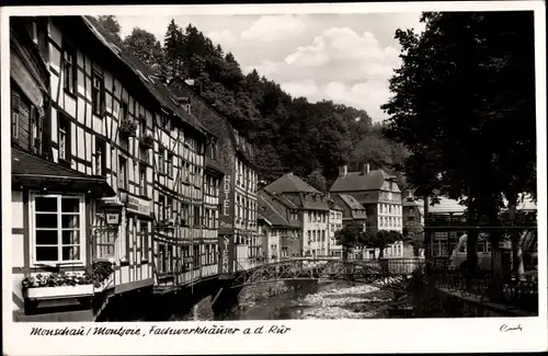 Ak Monschau Montjoie in der Eifel, Fachwerkhäuser a. d. Rur