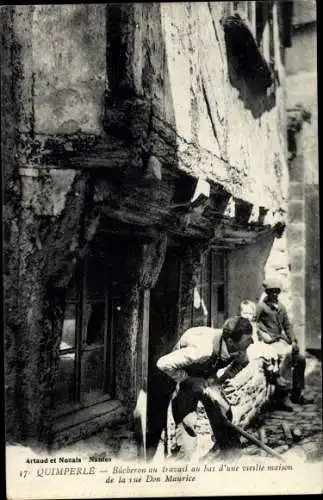 Ak Quimperlé Finistère, Bucheron au travail au bas d'une vieille maison de la rue Don Maurice