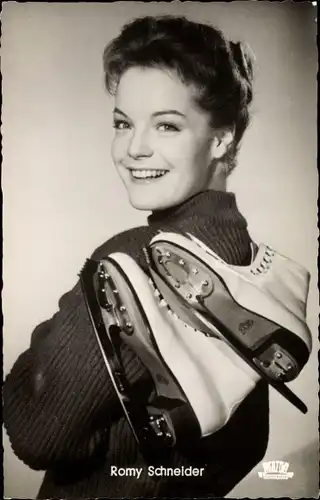 Ak Schauspielerin Romy Schneider, Portrait mit Schlittschuhen