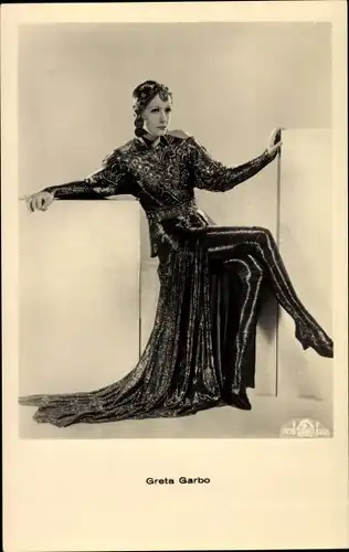 Ak Schauspielerin Greta Garbo, Sitzportrait, Kleid