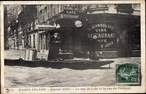 Ak Paris VII, La rue de Lille et la rue de Poitiers, Überschwemmung 1910, A Jeanne d'arc Café