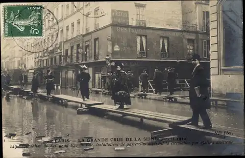 Ak Paris VII, Seine Hochwasser 1910, Holzkonstrution zur Straßenpassierung, Restaurant