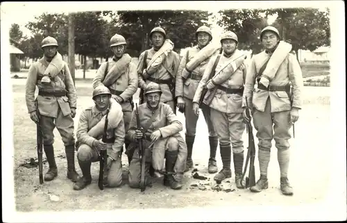 Foto Ak Französische Soldaten in Uniformen, Gruppenaufnahme, Marschgepäck