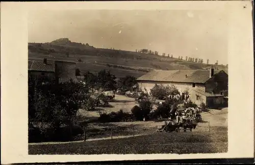 Foto Ak Französische Soldaten auf einem Bauernhof