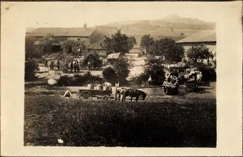 Foto Ak Französische Soldaten auf einem Bauernhof
