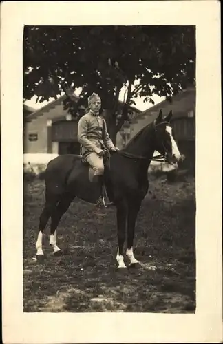 Foto Ak Französischer Soldat in Uniform auf einem Pferd