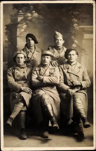 Foto Ak Fünf Französische Soldaten in Uniformen, Portrait