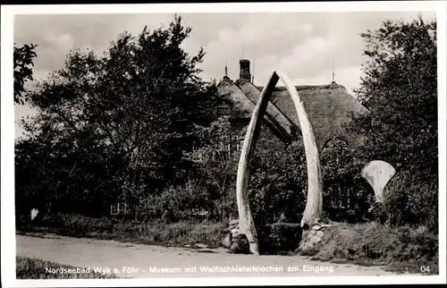 Ak Wyk auf Föhr Nordfriesland, Museum mit Walfischkieferknochen am Eingang