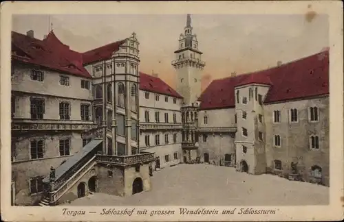 Ak Torgau an der Elbe, Schlosshof mit großen Wendelstein u. Schlossturm