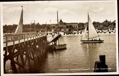 Ak Ostseebad Timmendorfer Strand, Segelboote an der Seebrücke, Strand