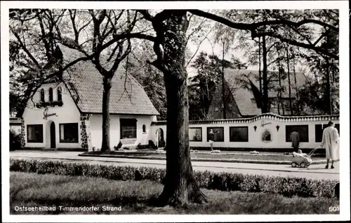 Ak Ostseebad Timmendorfer Strand, Straßenpartie, Gasthaus, Mutter mit Kinderwagen