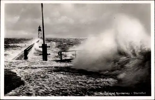 Ak Norderney, Nordseebad, Partie auf dem Wasser, Sturmflut, Welle