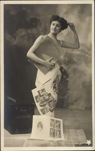 Ak Frau in Zeitung eingewickelt
