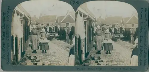Stereo Ak Dutch Children in front of their home, Holland, Kinder in niederländischer Tracht