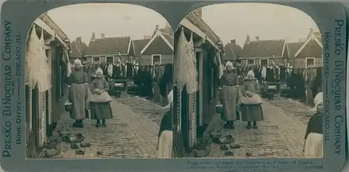 Stereo Ak Volendam Nordholland, On Washday, Mädchen in Niederländischer Tracht, Waschtag