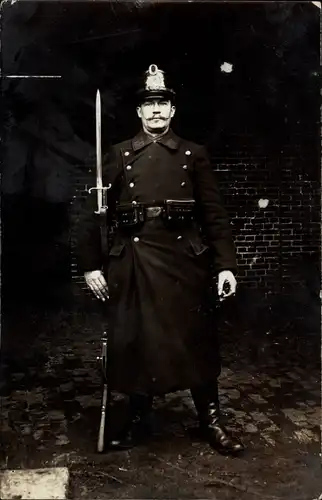 Foto Ak Deutscher Soldat in Uniform, Tschako, Bajonett, Standportrait