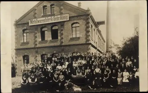 Foto Ak Metallwarenfabrik Gebrüder König, Gruppenfoto der Belegschaft