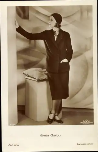 Ak Schauspielerin Greta Garbo, Standportrait